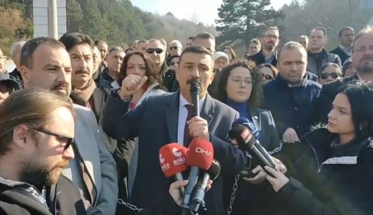 İYİ Parti'den Bursa'da Uludağ İçin Zincirli Eylem
