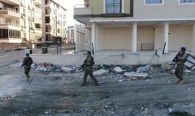 Depremin vurduğu Hatay’da yağma ve hırsızlık olayları için Mehmetçik görevde