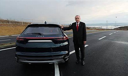 Erdoğan, önünü kesen gence arka koltukta oturan oğlunu böyle tanıttı