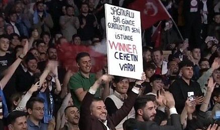 Erdoğan, salonda kendisi için açılan pankarta karşı çıktı