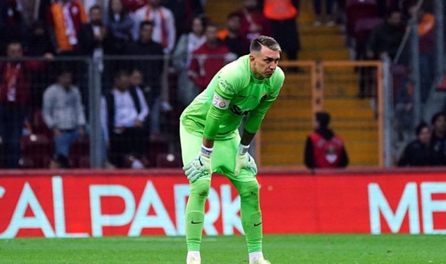 Fernando Muslera soyunma odasında tüm takımdan özür diledi
