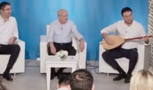 Gençler türkü söyledi, Kılıçdaroğlu eşlik etti