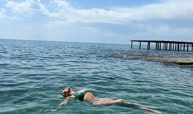 Pelin Öztekin bikinili pozlarını paylaştı