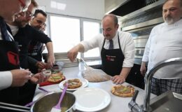 Bakan Mustafa Varank Bursa’da cantık pidesi ve süt helvası yaptı
