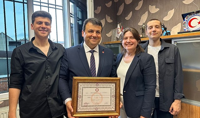 CHP Hasan Öztürk mazbatasını aldı