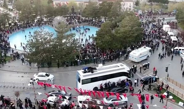 CHP’li Bakan, polis mesajını paylaştı: ‘Çok utandım ama emir kuluyuz’
