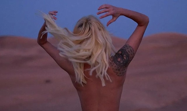 Didem Soydan, üstsüz şekilde art arda pozlar verdi