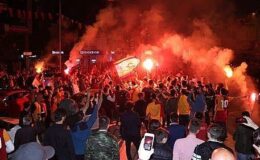 Galatasaray’ın şampiyonluk kutlamalarında HÜDA PAR bayrağı gerginliği