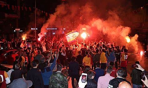 Galatasaray’ın şampiyonluk kutlamalarında HÜDA PAR bayrağı gerginliği