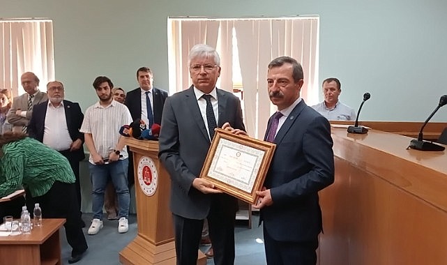 İYİ Parti Bursa Milletvekili Hasan Toktaş mazbatasını aldı