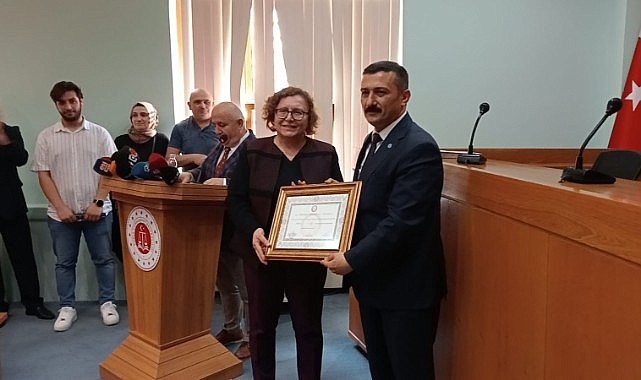 İYİ Parti Bursa Milletvekili Yüksel Selçuk Türkoğlu mazbatasını aldı