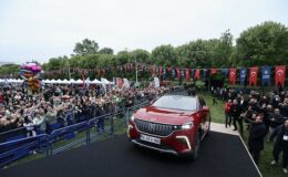 Özcan Deniz TOGG’la sahneye çıktı