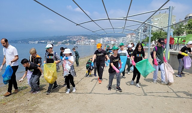 Sahilde gönüllü temizlik