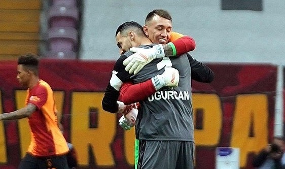 Uğurcan Çakır, Muslera’dan eldivenleri almaya geliyor