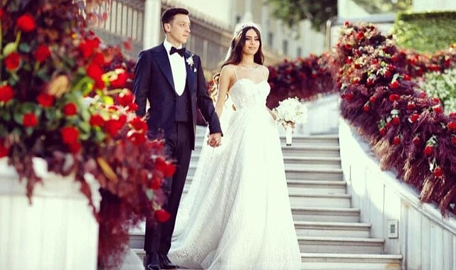 Amine Gülşe ile Mesut Özil aşka geldi