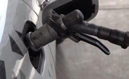 Bu gece yarısından itibaren motorine 1 lira 64 kuruş zam gelmesi bekleniyor