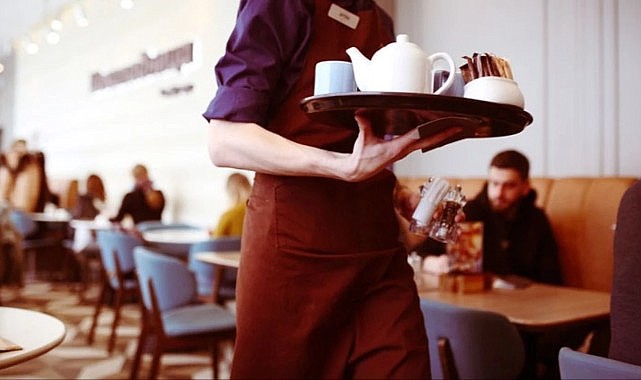 Çeşme’de bir kafe, dublör müşteri ilanı açtı!