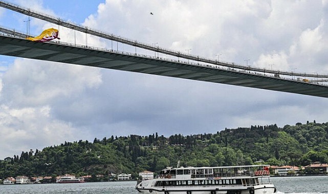Galatasaray’ın bayrağı İstanbul Boğazı’nda