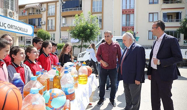 Gemlik’te duyarlı öğrenciler körfezin kirlenmesini önlüyor