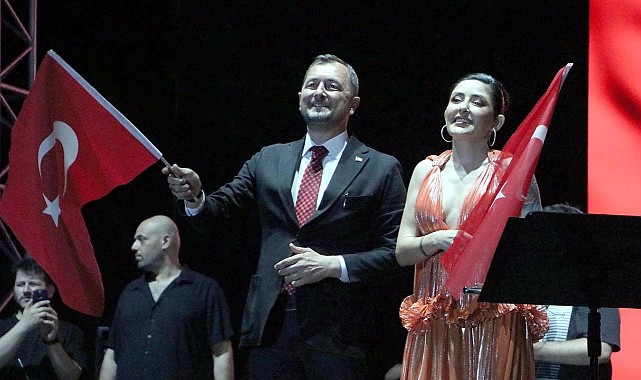 Melek Mosso konserini iptal etmeyen Cüneyt Yüksel istifa etti