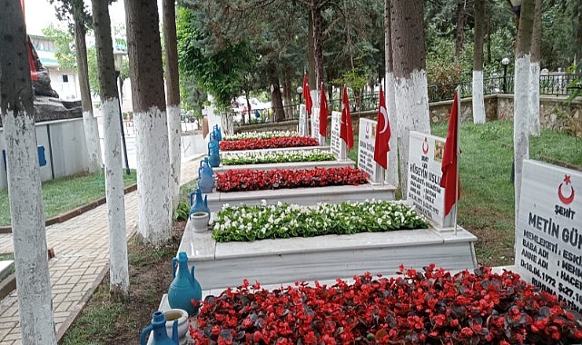 Orhangazi Şehitliği Çiçeklerle Donatıldı