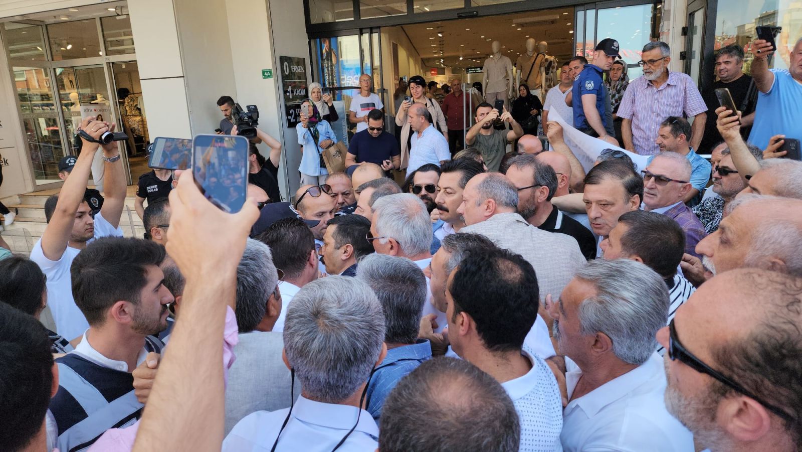 BURSA'DA BENZİN BİDONLU PROTESTODA ARBEDE YAŞANDI