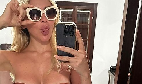 Hadise, bu sefer de ayna karşısında bikinisiyle poz verdi