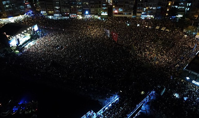 Gemlik’te Cumhuriyet Coşkusu Cadde ve Meydanlara Sığmadı
