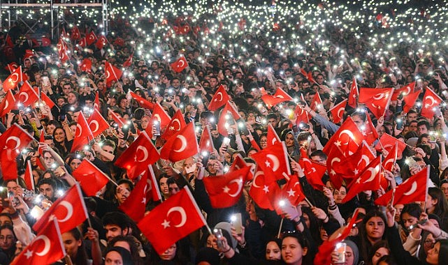 MEYDANLARDA CUMHURİYET COŞKUSU