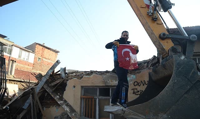 Yıkımdaki bayrak hassasiyeti duygulandırdı