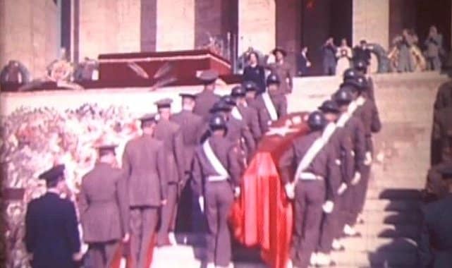 Renkli görüntüleri ortaya çıktı! Atatürk’ün naaşının Anıtkabir’e nakledildiği o anlar..