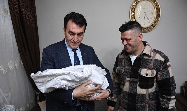 Bebeğin kulağına ilk ezanı Başkan Dündar okudu