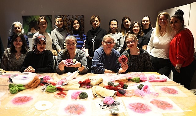 Kadınlar kendilerine yaka çiçekleri yaptı