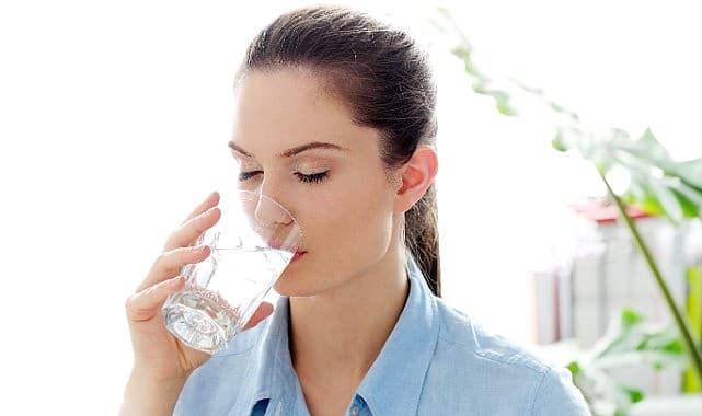 Kilo vermek için yemekten 10 dakika önce bir bardak su için