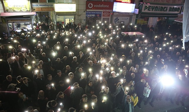 Karartılan meydanı vatandaş aydınlattı