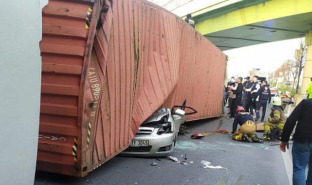 Üst geçide çarpan TIR otomobilin üzerine devrildi: 4 kişi hayatını kaybetti