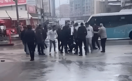 Van’da karısını bıçaklayan adama meydan dayağı atıldı!