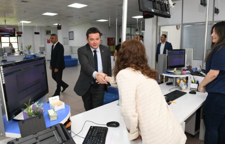 Başkan Erkan Aydın mesaiye personeli ziyaret ederek başladı