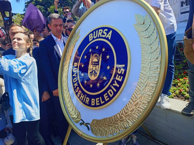 Bozbey devir sonrası Atatürk Anıtına Çelenk Bıraktı