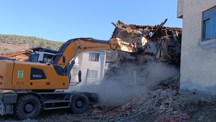 Bursa Osmangazi’de metruk bina yıkımları hız kazandı