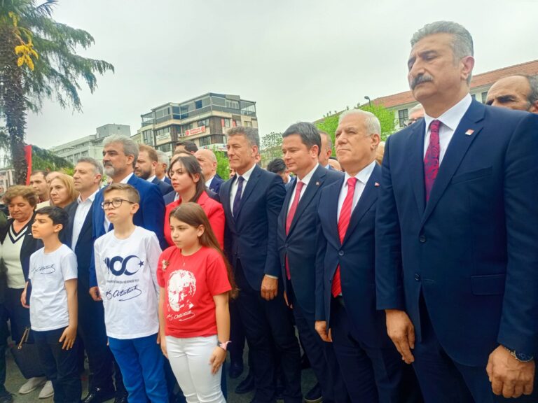 CHP yönetimi tarafından Heykel'de Çelenk töreni