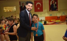 Genç sporcuların artistik cimnastik yetenekleri görücüye çıktı