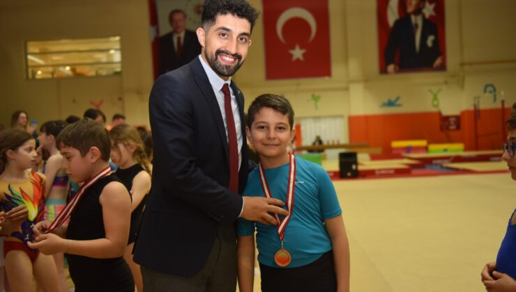 Genç sporcuların artistik cimnastik yetenekleri görücüye çıktı