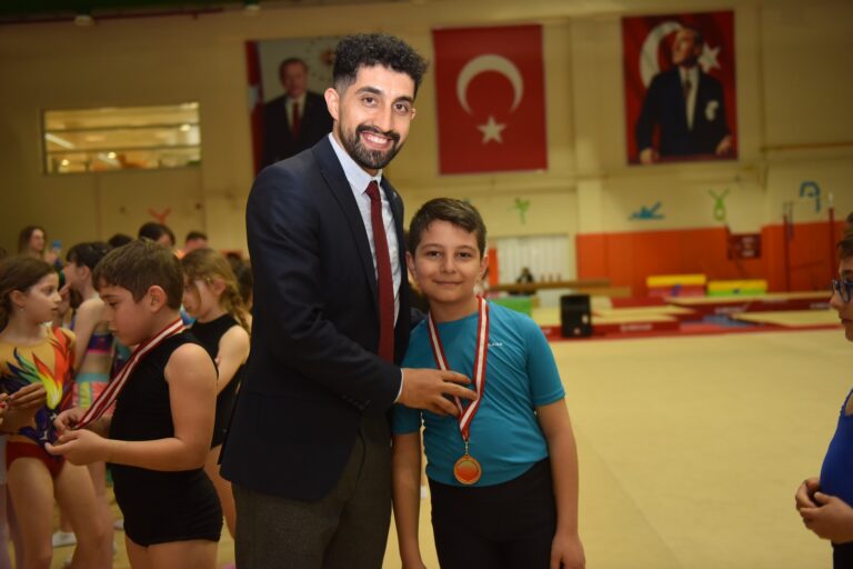 Genç sporcuların artistik cimnastik yetenekleri görücüye çıktı