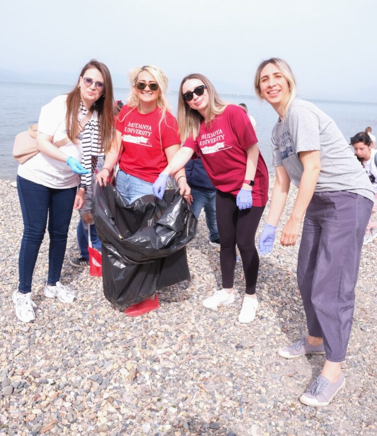 MUDÜ’lü öğrenciler Mudanya sahilini temizledi