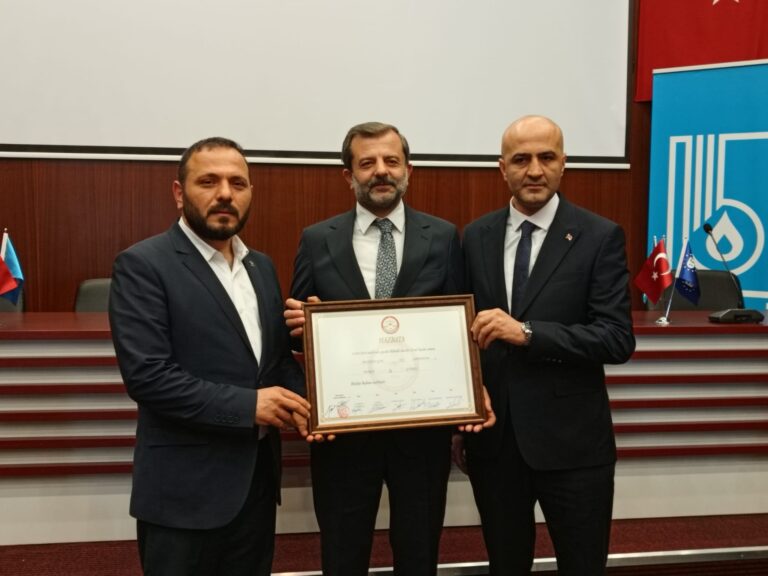 Yeniden Başkan seçilen Mustafa Işık mazbatasını aldı