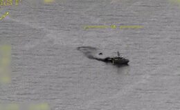 Yunanistan düzensiz göçmenleri taşıyan 2 botu denize bıraktı