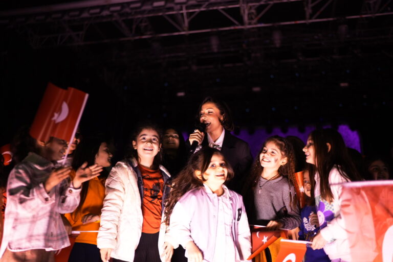 Zeynep Bastık 23 Nisan’ı Çocuklarla Sahnede Kutladı