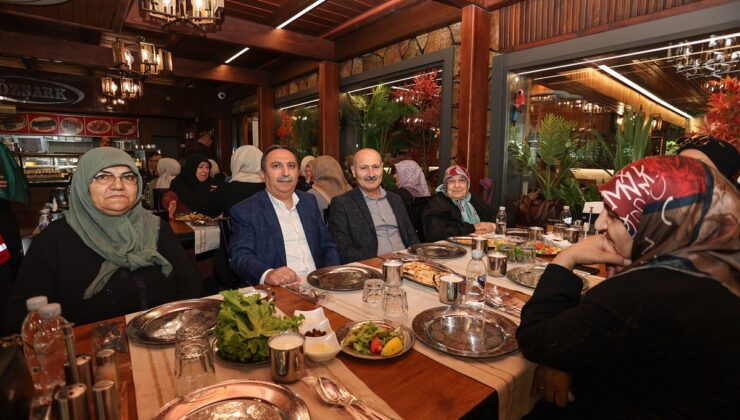 Devlet, annelerin elini öptü