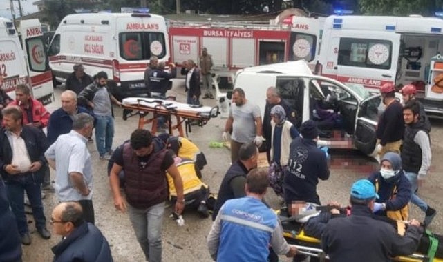 Tırın dorsesi kamyoneti hurdaya çevirdi!